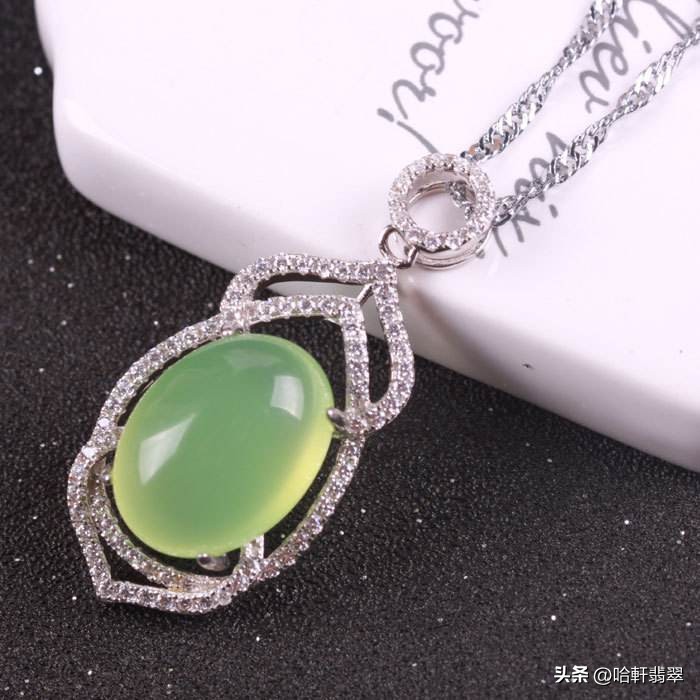 在缅甸花1200买到一个翡翠冒牌货,在云南花六万买翡翠手镯