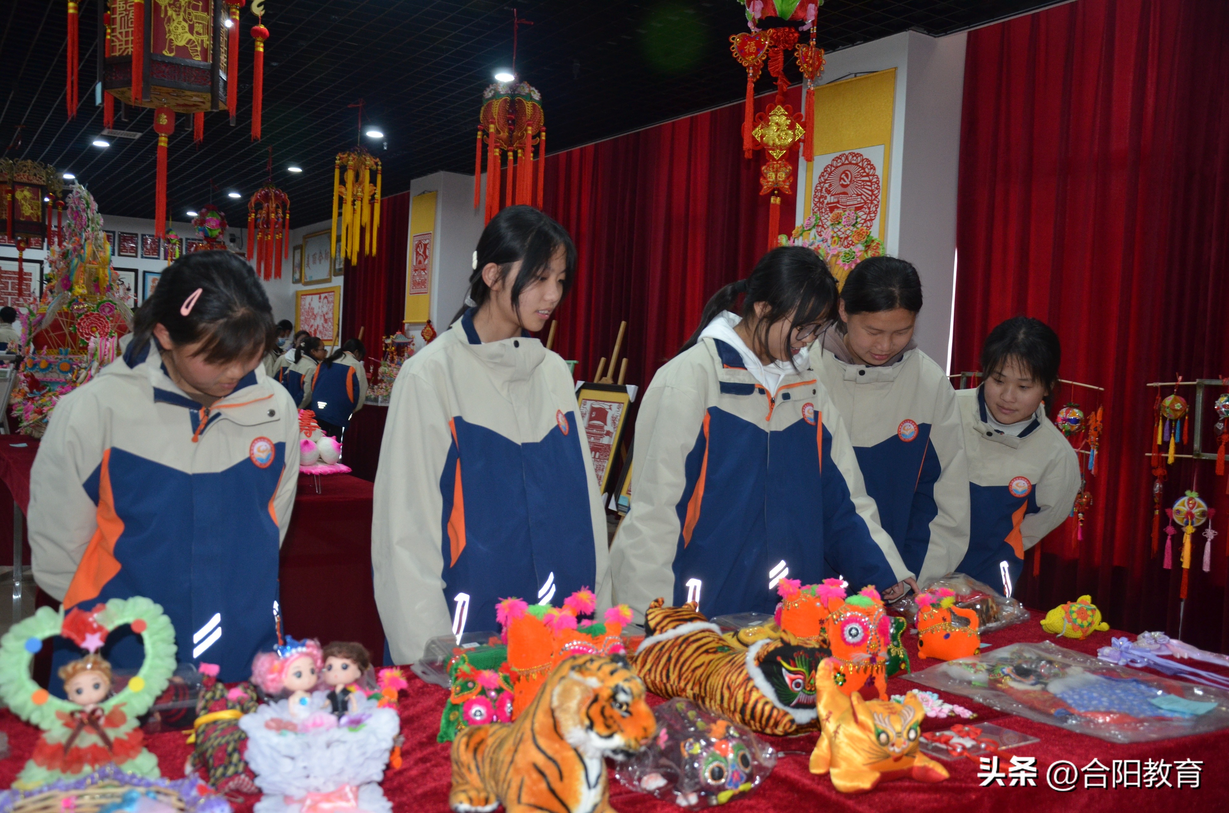 学生参加清明网上祭英烈活动照片,清明主题线上祭英烈活动学生图片