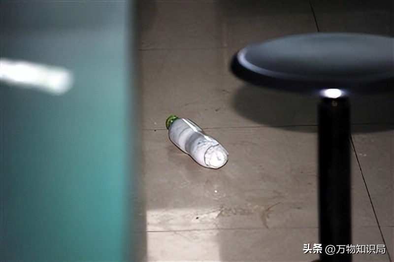 8岁男孩眼球融化荧光棒,小孩眼珠熔化视频