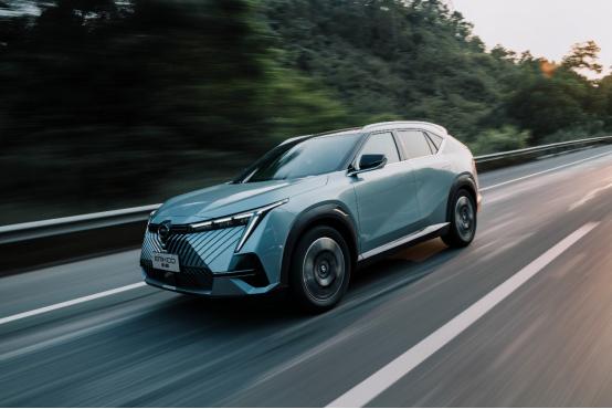 请注意这不是电影特效！影酷在非人道“虐车”下存活了！