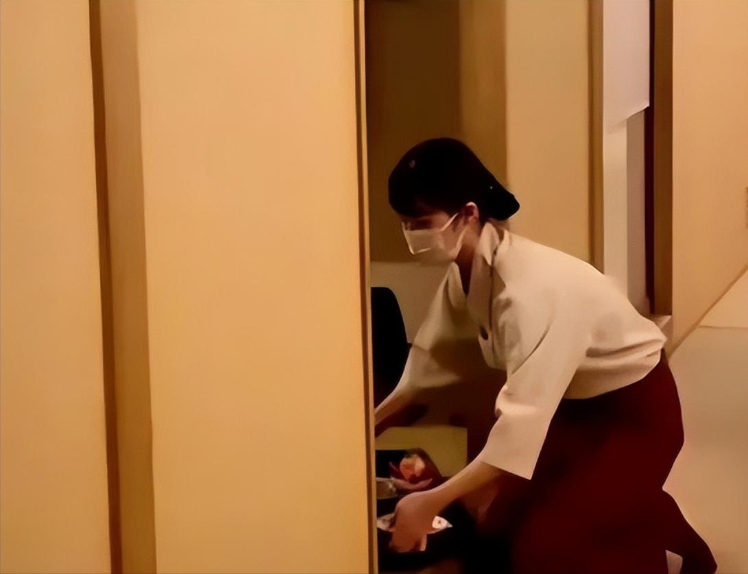 林志玲一家三口露脸照首曝光,林志玲生完孩子后首次公开露面