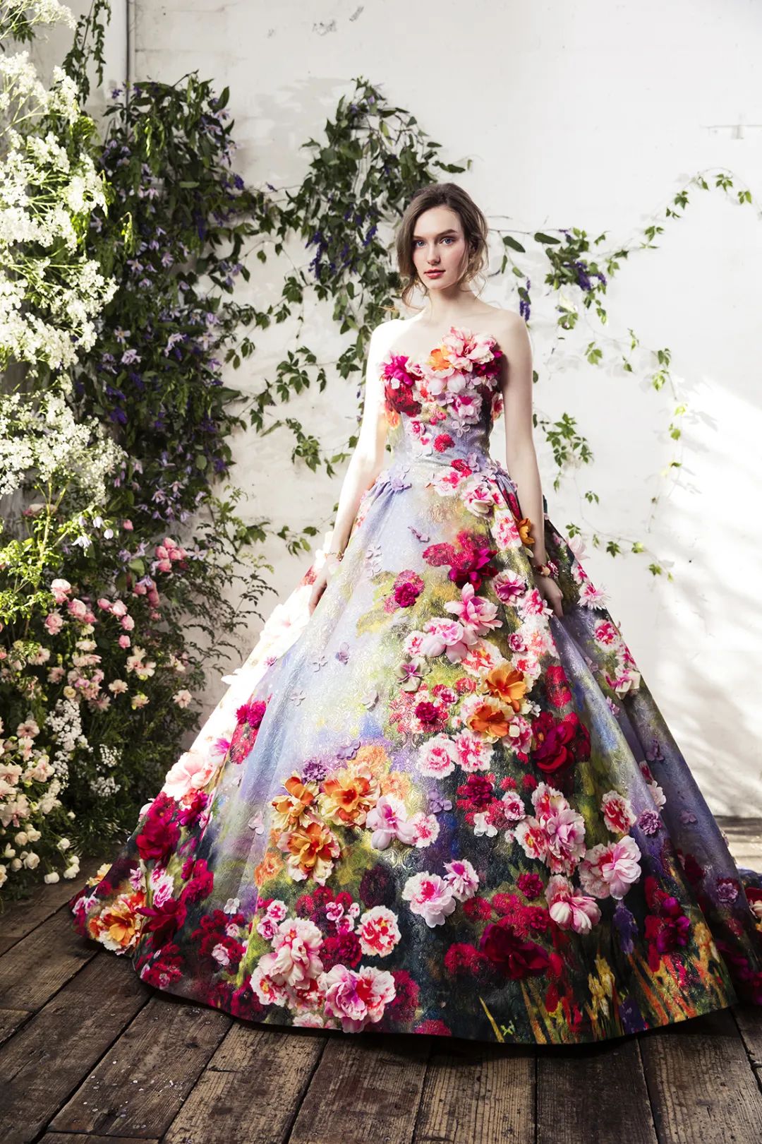 亚洲婚纱女王杀进内娱，女星们集体坐不住了