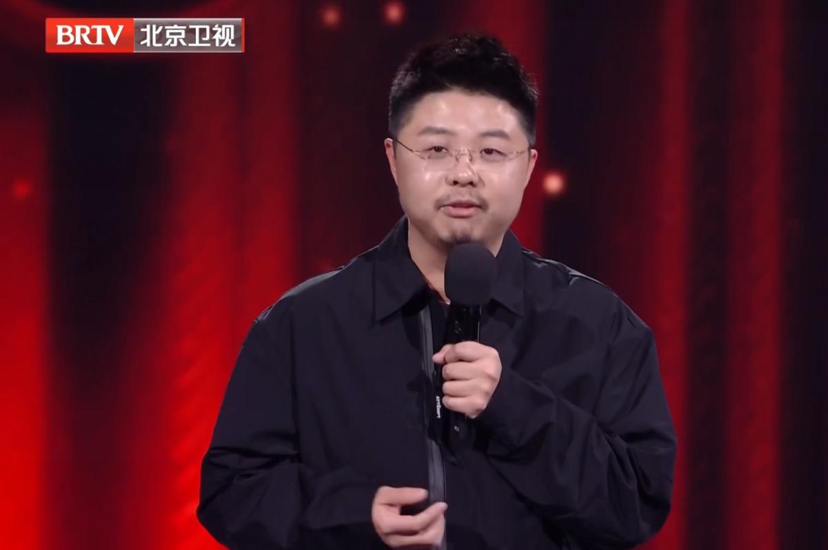 张颂文泪目北影节,北影节开幕式红毯张颂文害羞笑