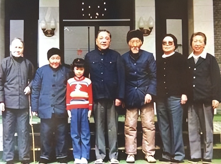 1989年舅舅淡以兴去世，当地想办追悼会，*小平邓**：规格已经够高了