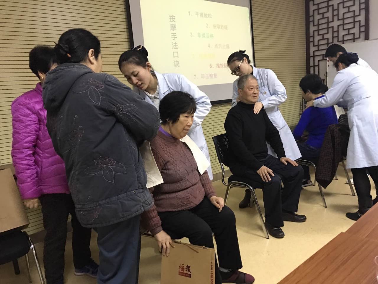 年轻人肩膀痛的治疗方法,整天肩膀酸痛怎么检查病因