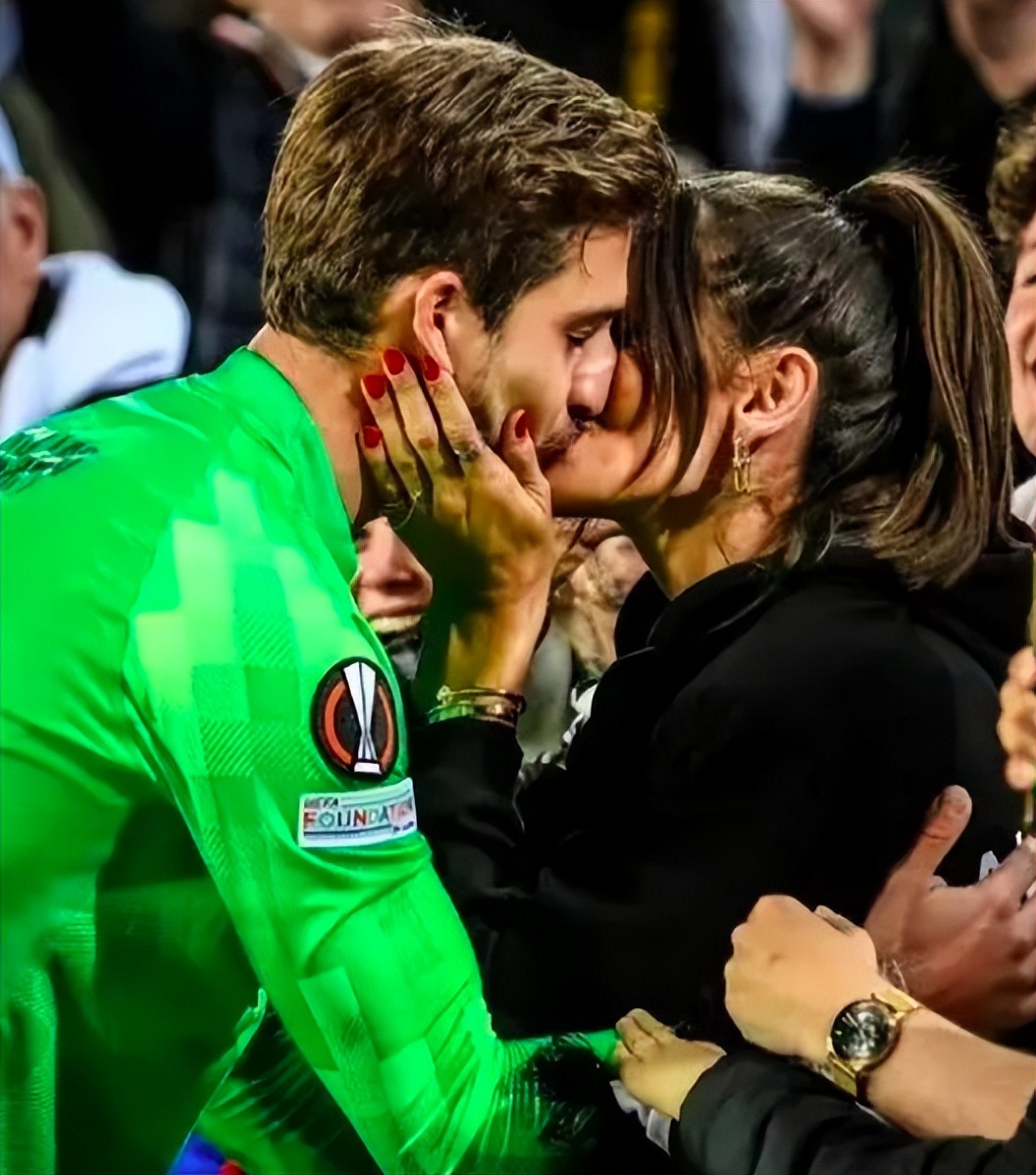 德国队是懂“美人计”的，破例让太太团入住安慰球员，但又没全懂