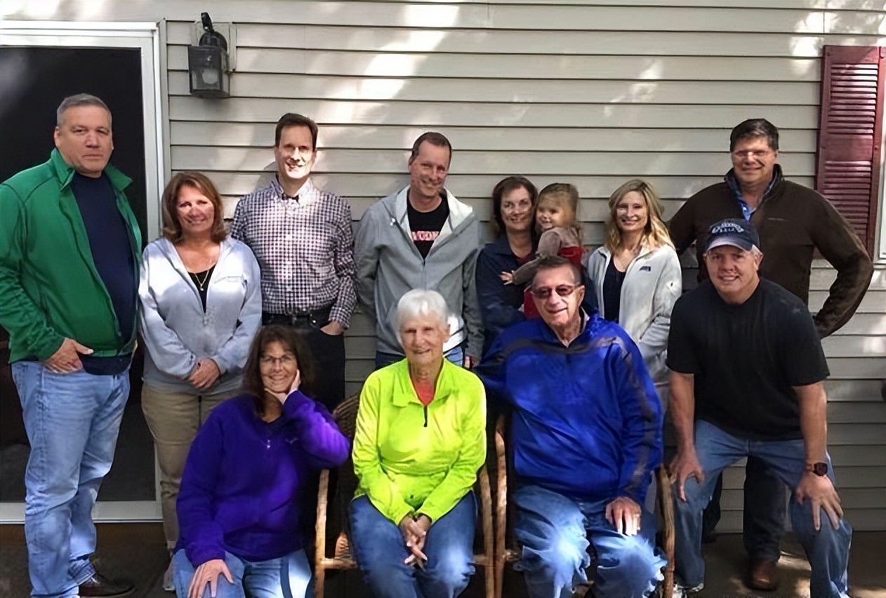 美国19岁小伙买彩票中了1千万,英国大叔买彩票中5800万