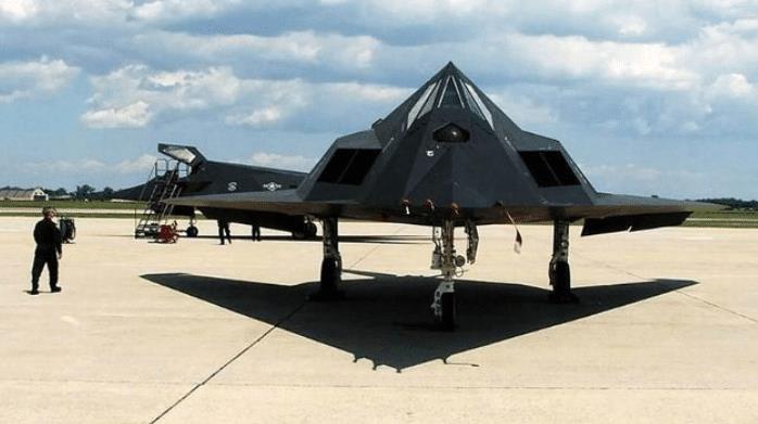 f-117夜鹰隐身战机首秀,美国f-117夜鹰