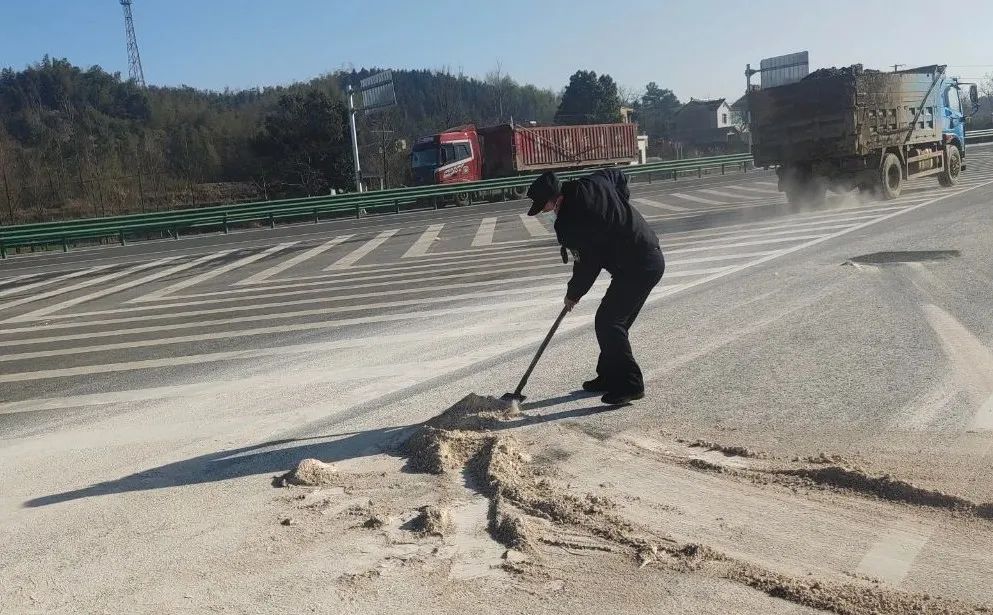 高速路上突然遇到障碍物怎么处理,道路行驶遇到障碍物如何处理