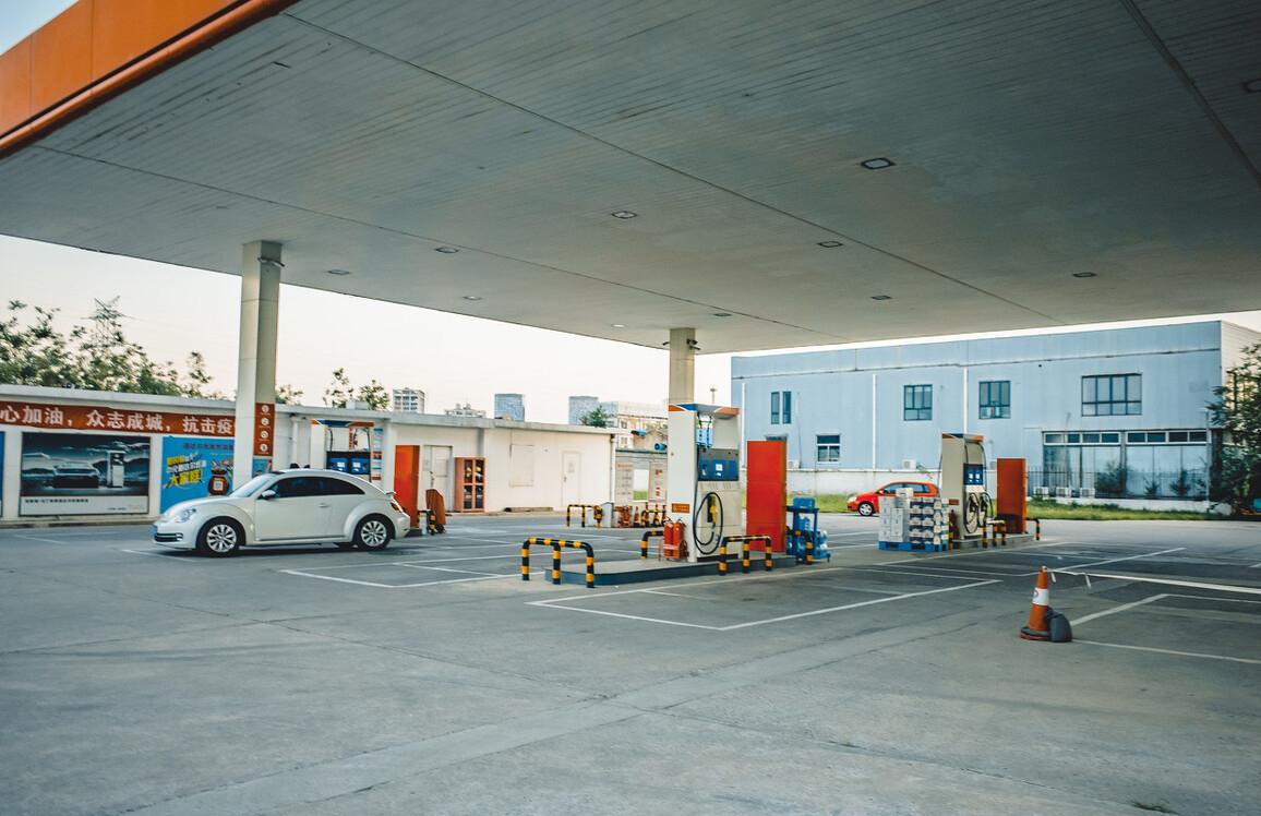 为什么一般车辆加油都加200不加满,一次加油200元和加满哪个更伤车