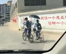 “老婆出差在宾馆给我发照片，桌子上那个是胶水吗？”哈哈哈哈