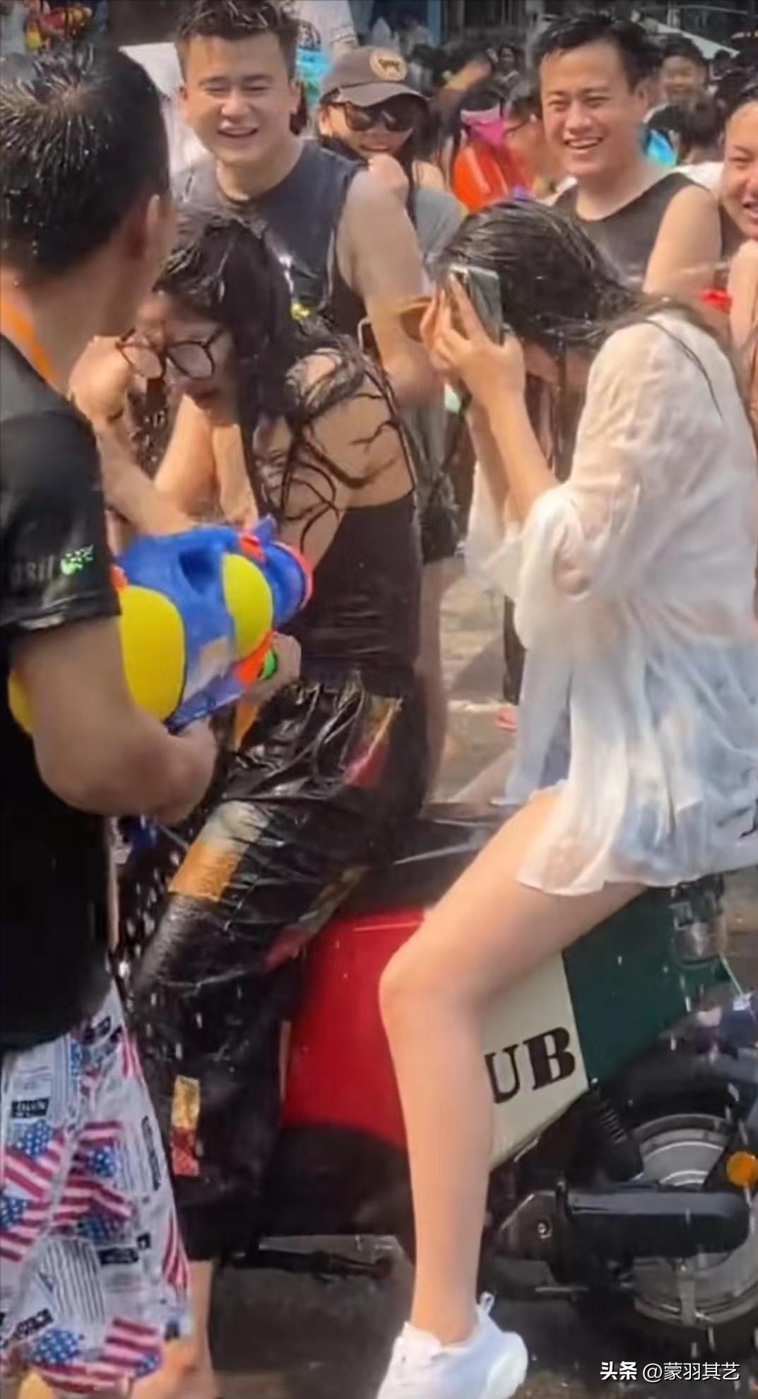 泼水节女子被撕扯雨衣怎么处理,泼水节被撕扯雨衣当事女生发声