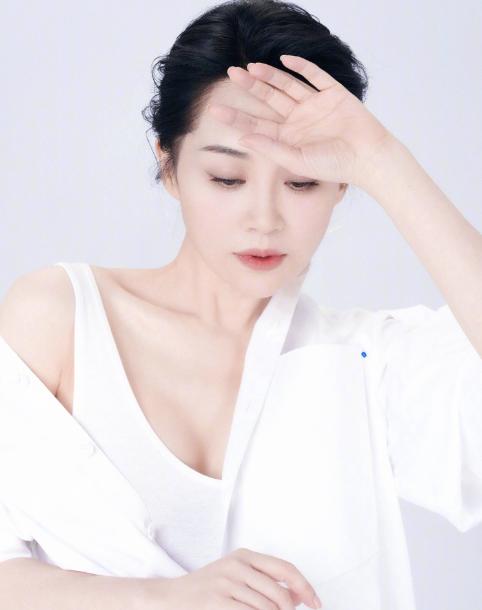 风情万种许晴现状,如今53岁的许晴身材和颜值