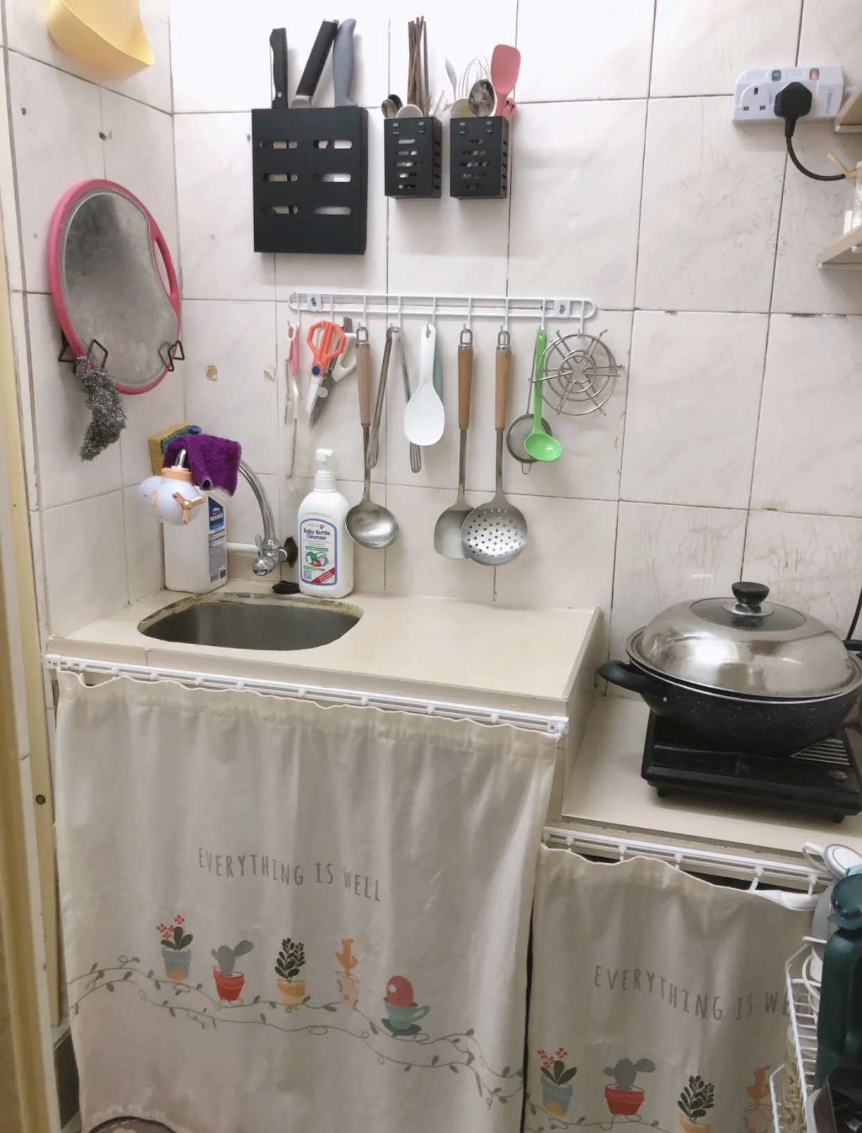 香港一家三口住20平,生活在香港令人窒息劏房