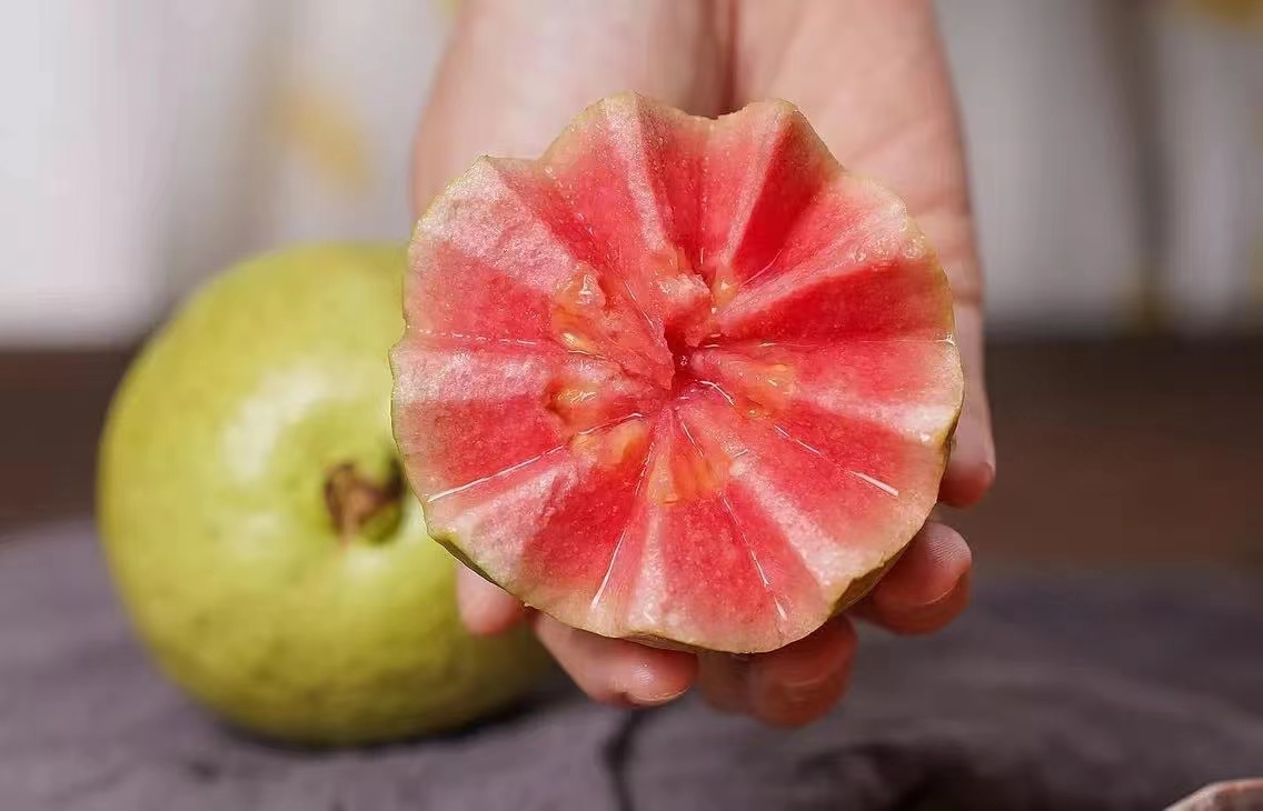 红宝石西瓜芭乐番石榴,红心芭乐跟红宝石番石榴哪个好吃