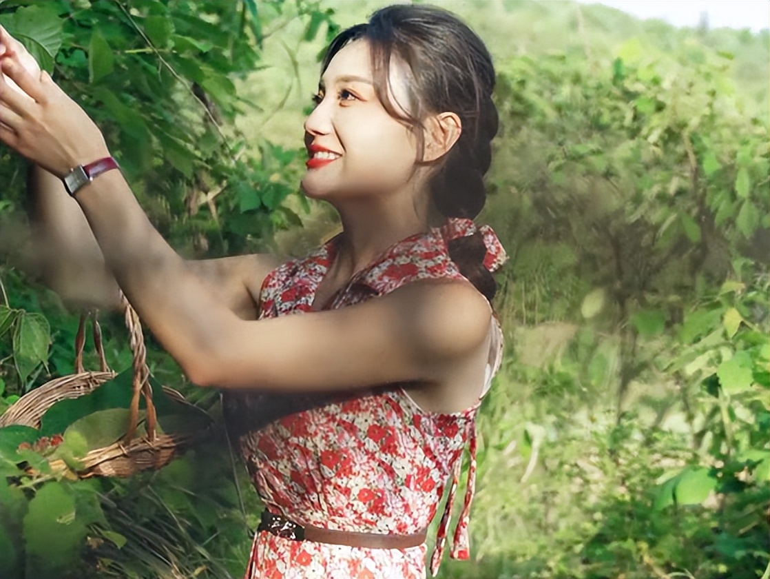 女网红唐小鱼穿着被吐槽,唐小鱼穿红色羽绒服打乒乓球