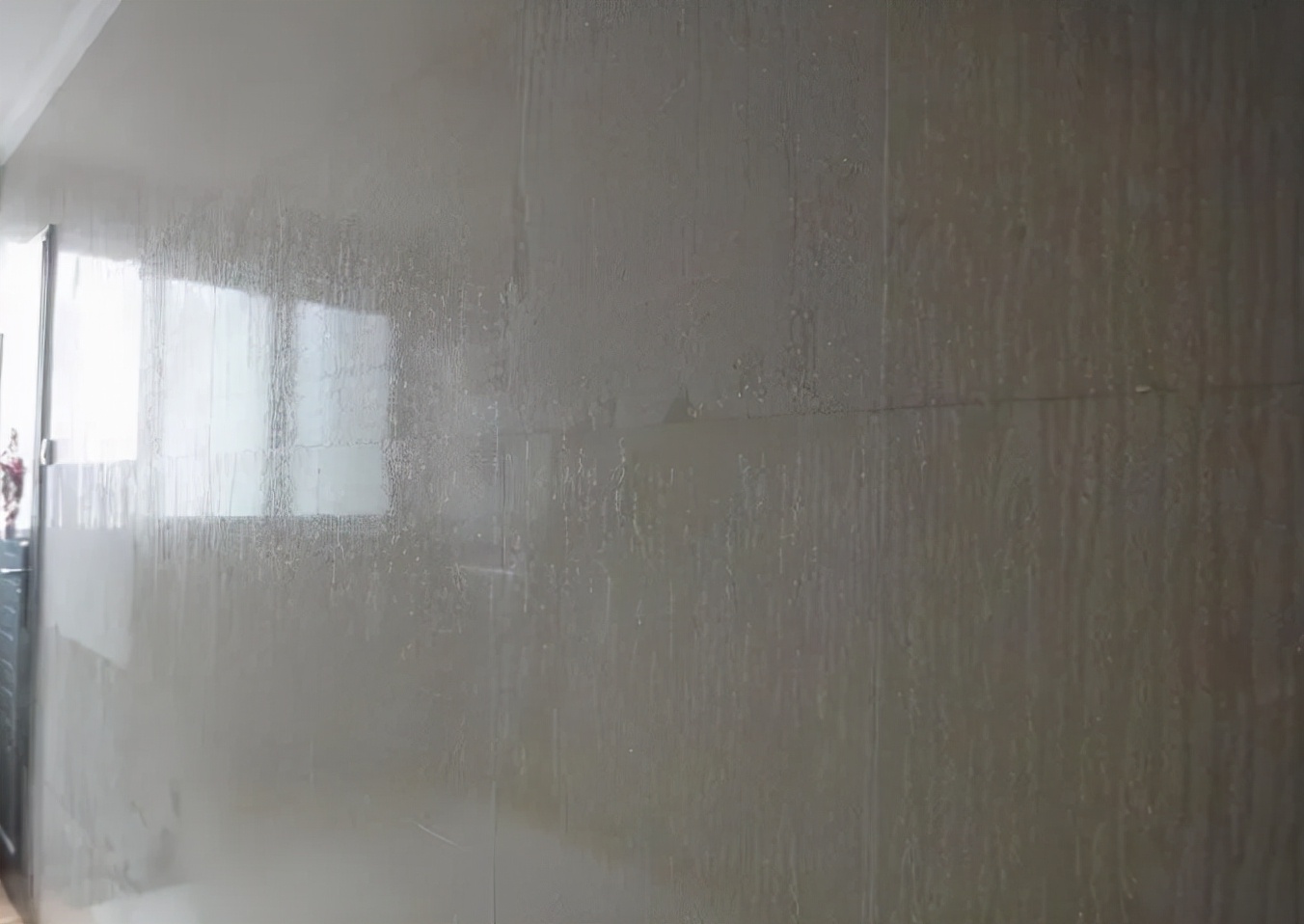 回南天墙身潮湿有什么方法解决,南方经常下雨潮湿室内用什么防潮