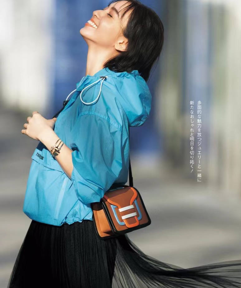 会穿衣打扮的女人是什么性格,夏季蓝色上衣穿搭