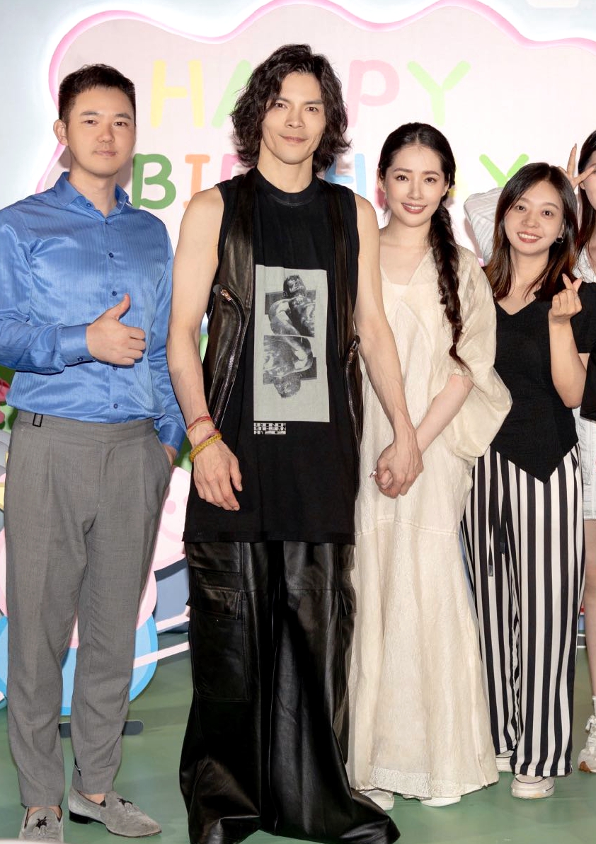 向佐和郭碧婷一家四口合影,向佐郭碧婷夫妇分享儿子周岁宴