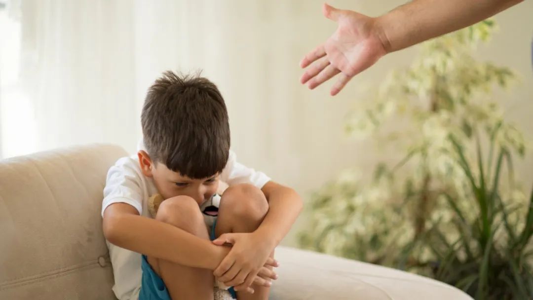 孩子老是摩擦怎么回事,小孩经常夹胳膊摩擦