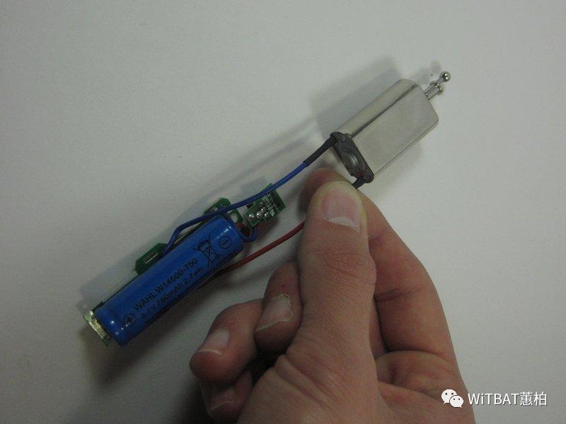 华尔电推剪怎么拆开清理,华尔电推剪更换电池教程