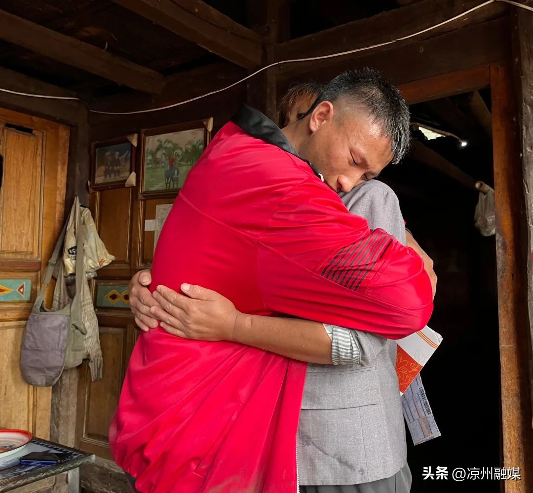 他用沾满泥巴的手签收大学录取通知书,学校:与你相约一起看海!