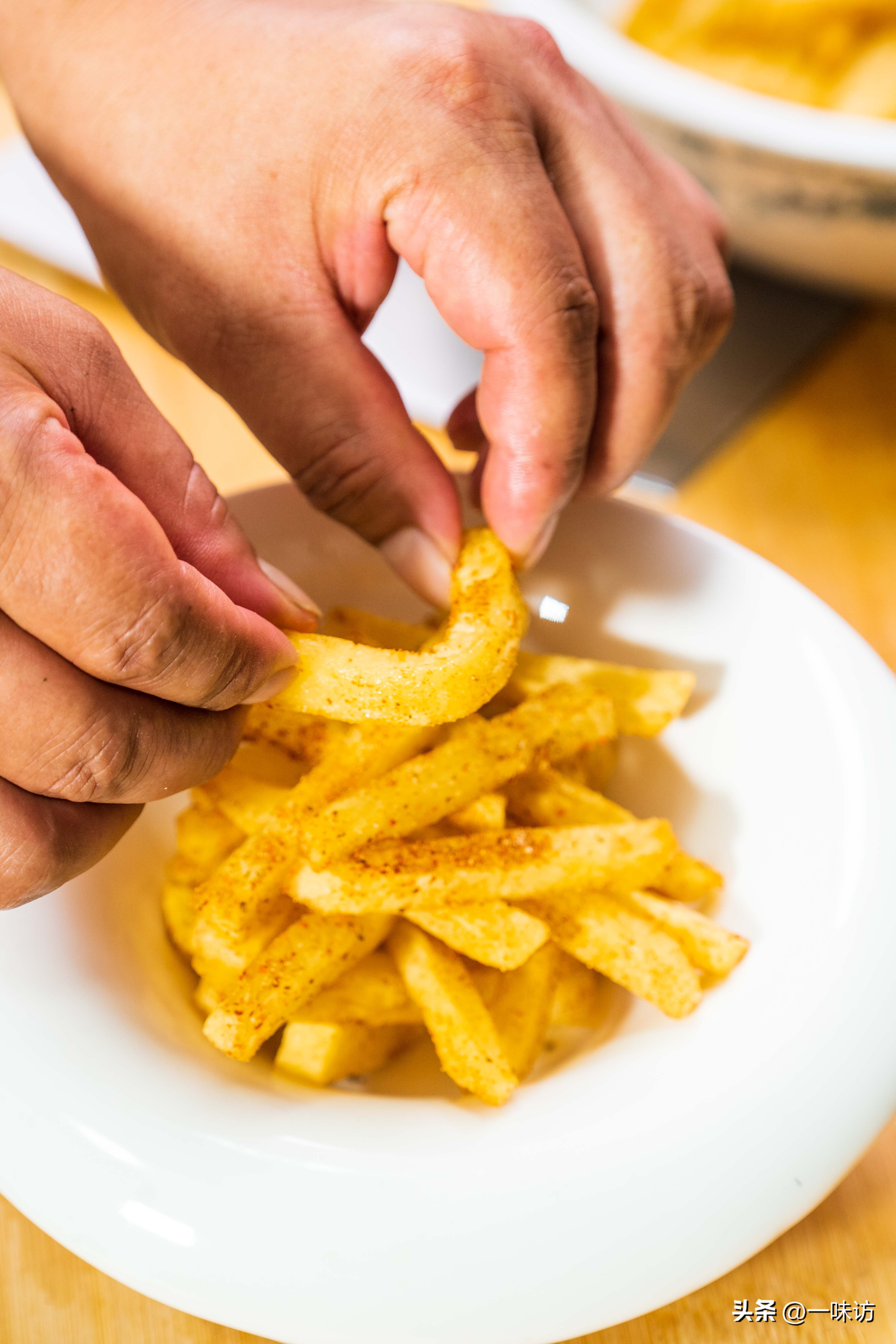 土豆怎么做成薯条在空气炸锅中,土豆薯条怎么炸好吃酥脆又不用冻