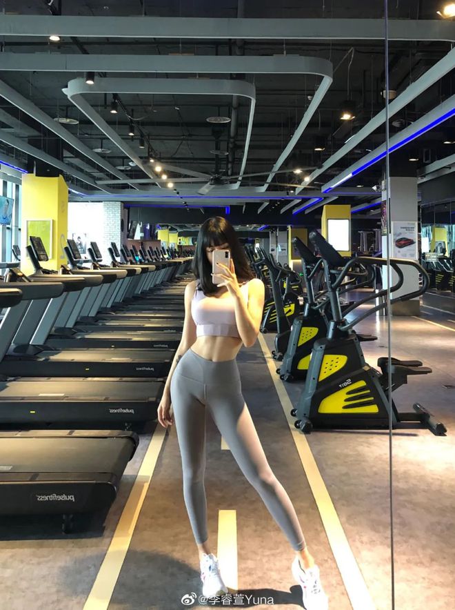 95后女孩当街崩溃完整视频,95后重庆妹子