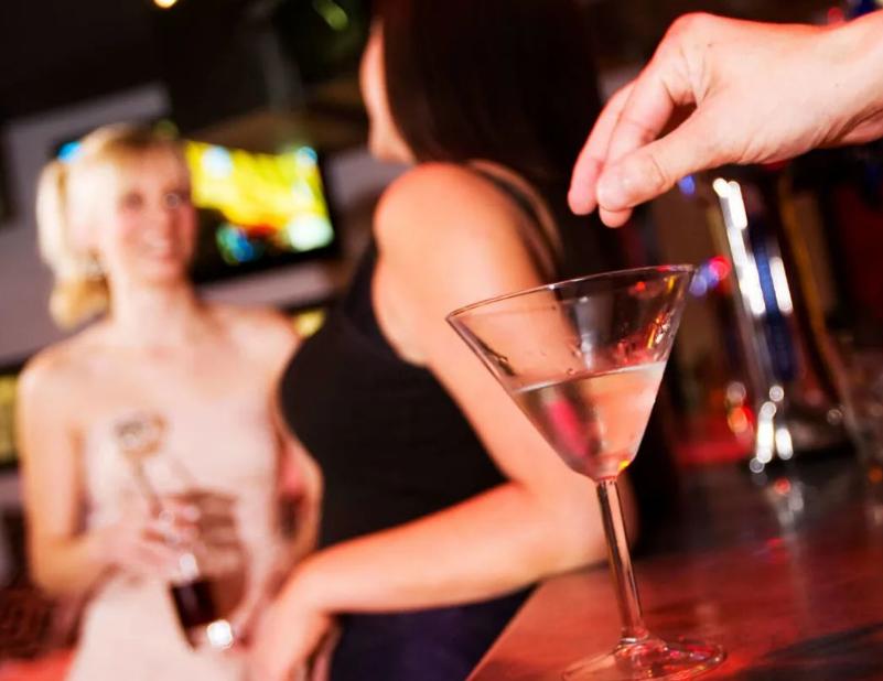 祸害女性的“液体快乐丸”是什么？几滴就会昏迷，不记得发生什么