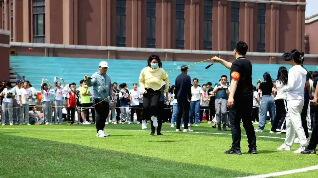 校园运动会开幕式展现青春活力,校园阳光体育运动会