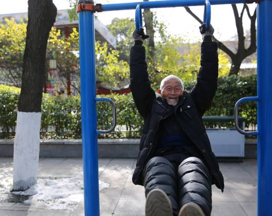 公园里那些隐藏的民间高手,盘点公园硬核健身大爷