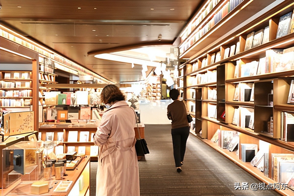 打卡西高新网红书店，常读书是人生精进最低的投资