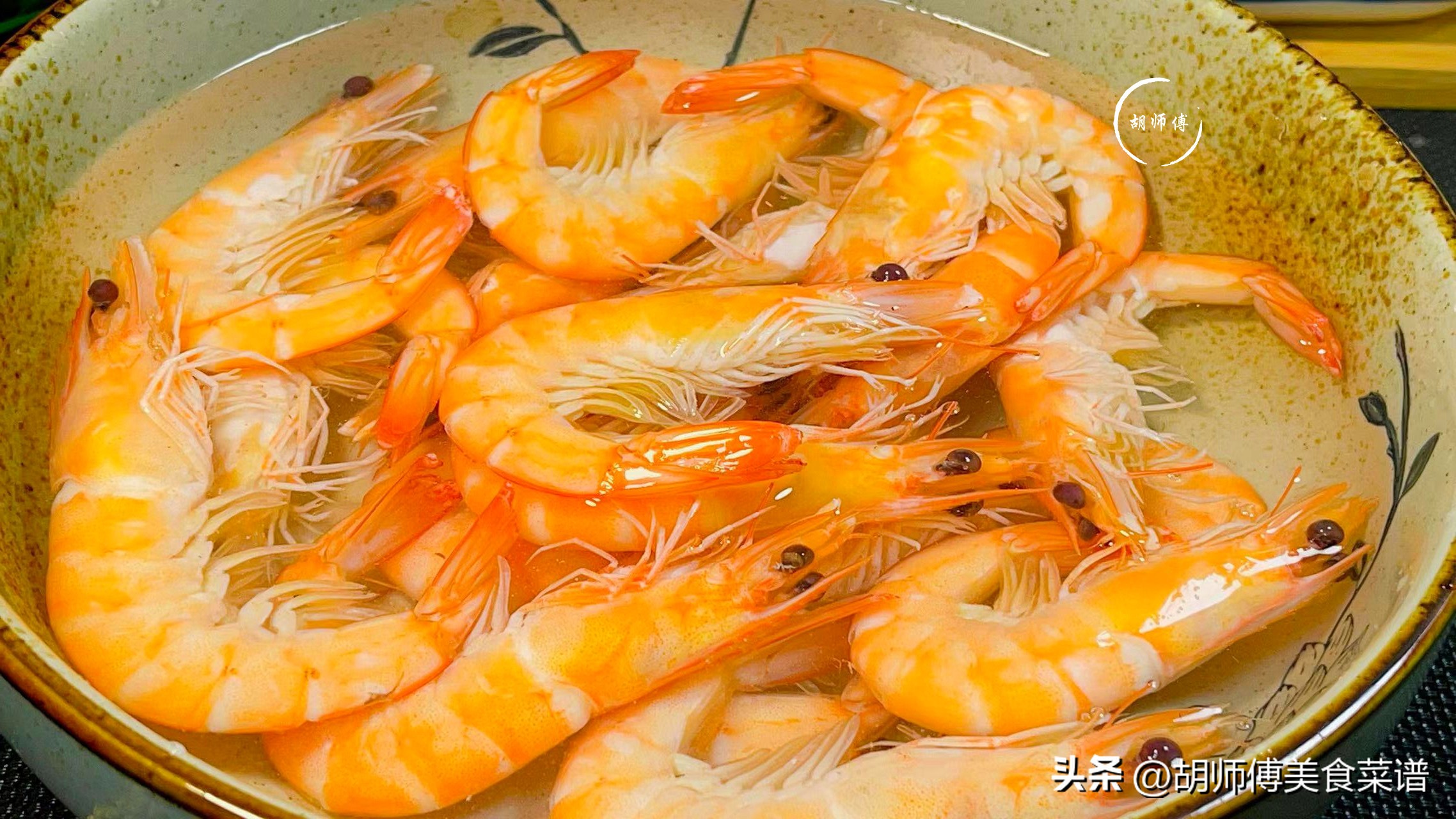 水煮虾为什么水是黄色的,水煮虾是冷水下还是水开下