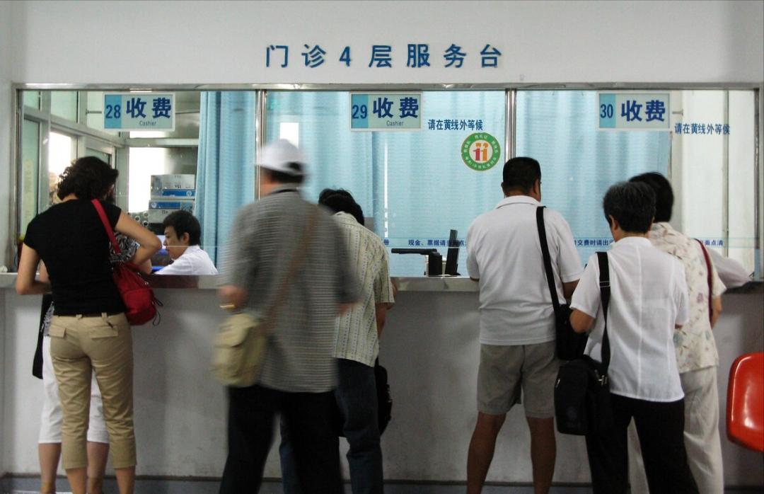 30岁女子半夜屁股痒，肛门竟爬出10多条虫子，医生一看：麻烦大了