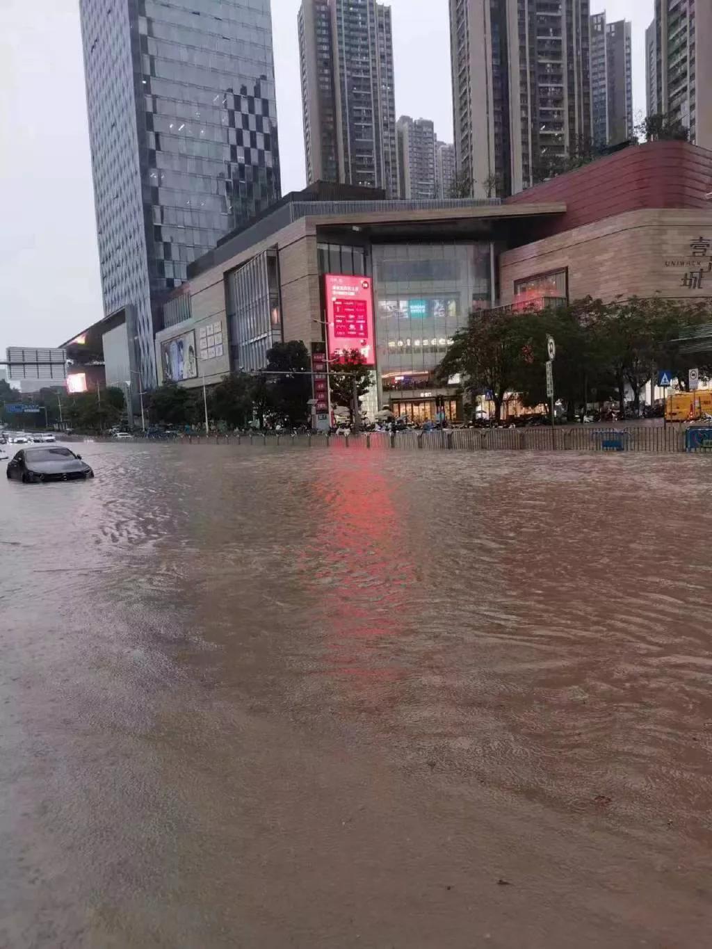 深圳暴雨商场秒变水帘峡,深圳特大暴雨事件分析