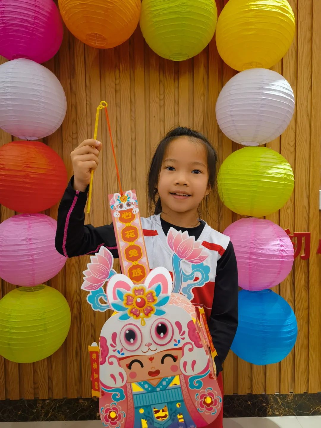 妇女姐妹秀巧手自制花灯闹元宵,闹元宵手工作品龙年