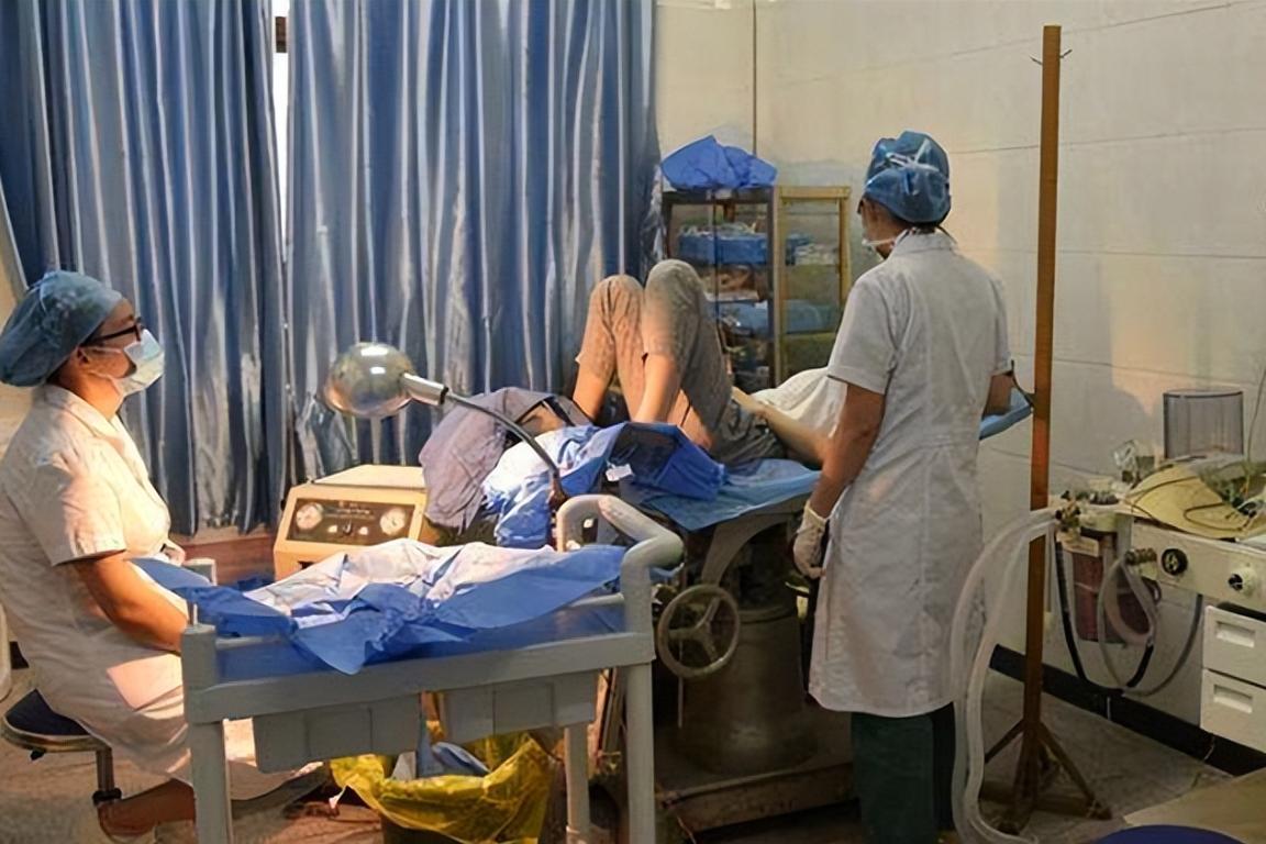 58岁高龄产妇生下双胞胎儿子哭了,宝宝出生满头白发产妇大哭道歉