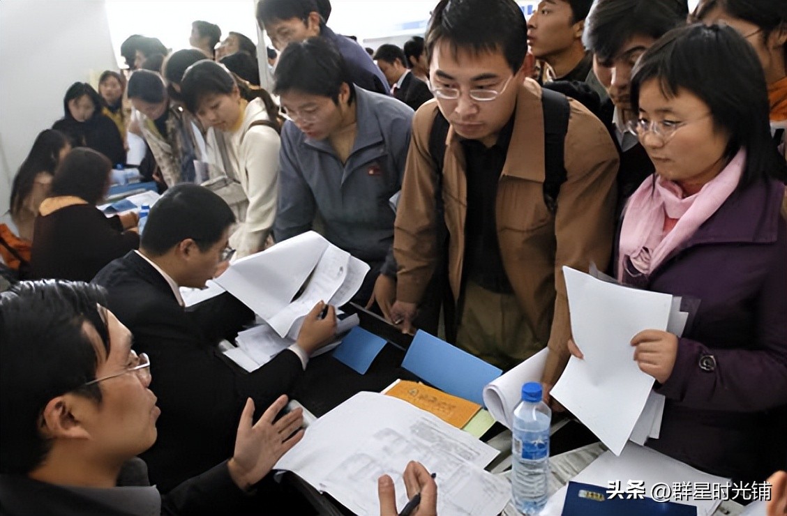 官媒发文“95后夫妻日赚9000”，继孔乙己后又被怼，触痛谁的神经