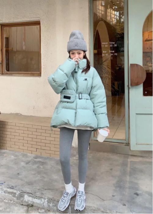 长款羽绒服鲨鱼裤老爹鞋,宽松羽绒服搭配鲨鱼裤老爹鞋