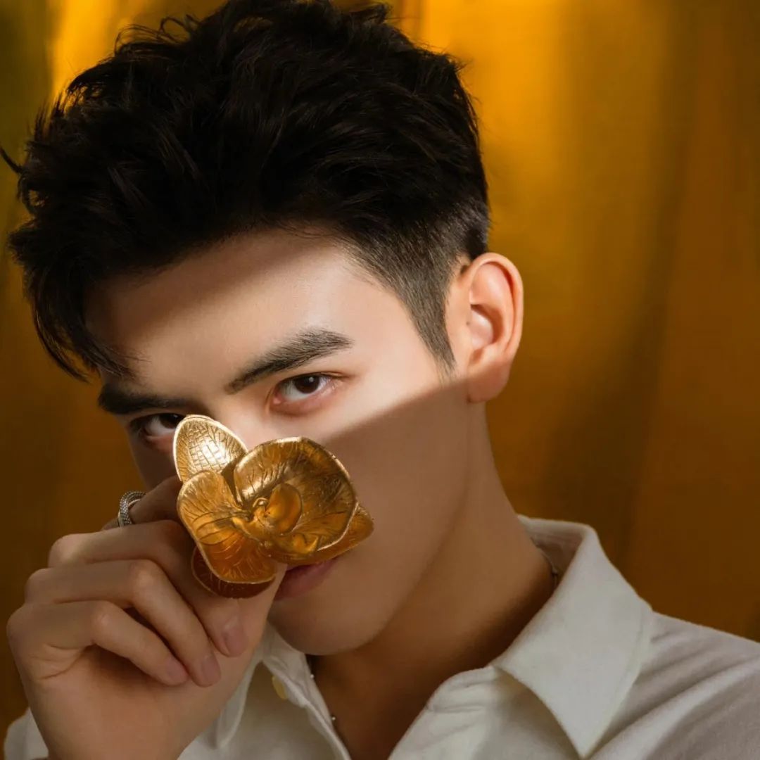 关晓彤和白鹿都是哪一年的,白鹿和关晓彤十指相扣