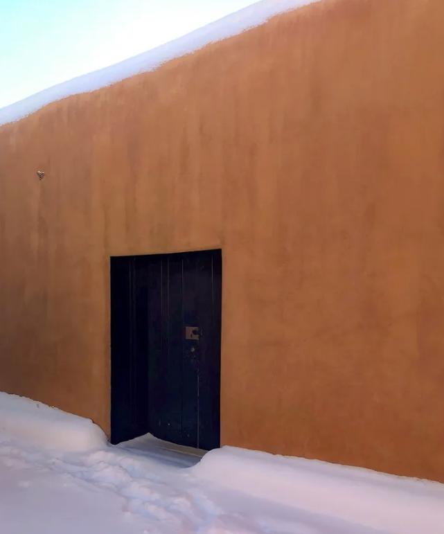 世界知名女画家独居沙漠35年！拒毕加索登门…网友：连家都是艺术