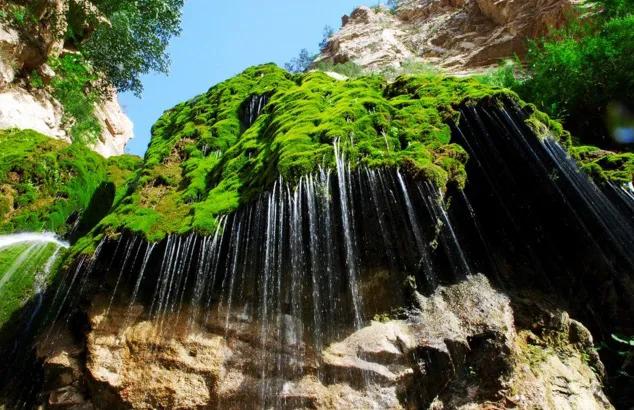 清王含光晚年隐居王官谷：门对天柱峰，窗掛千尺瀑。