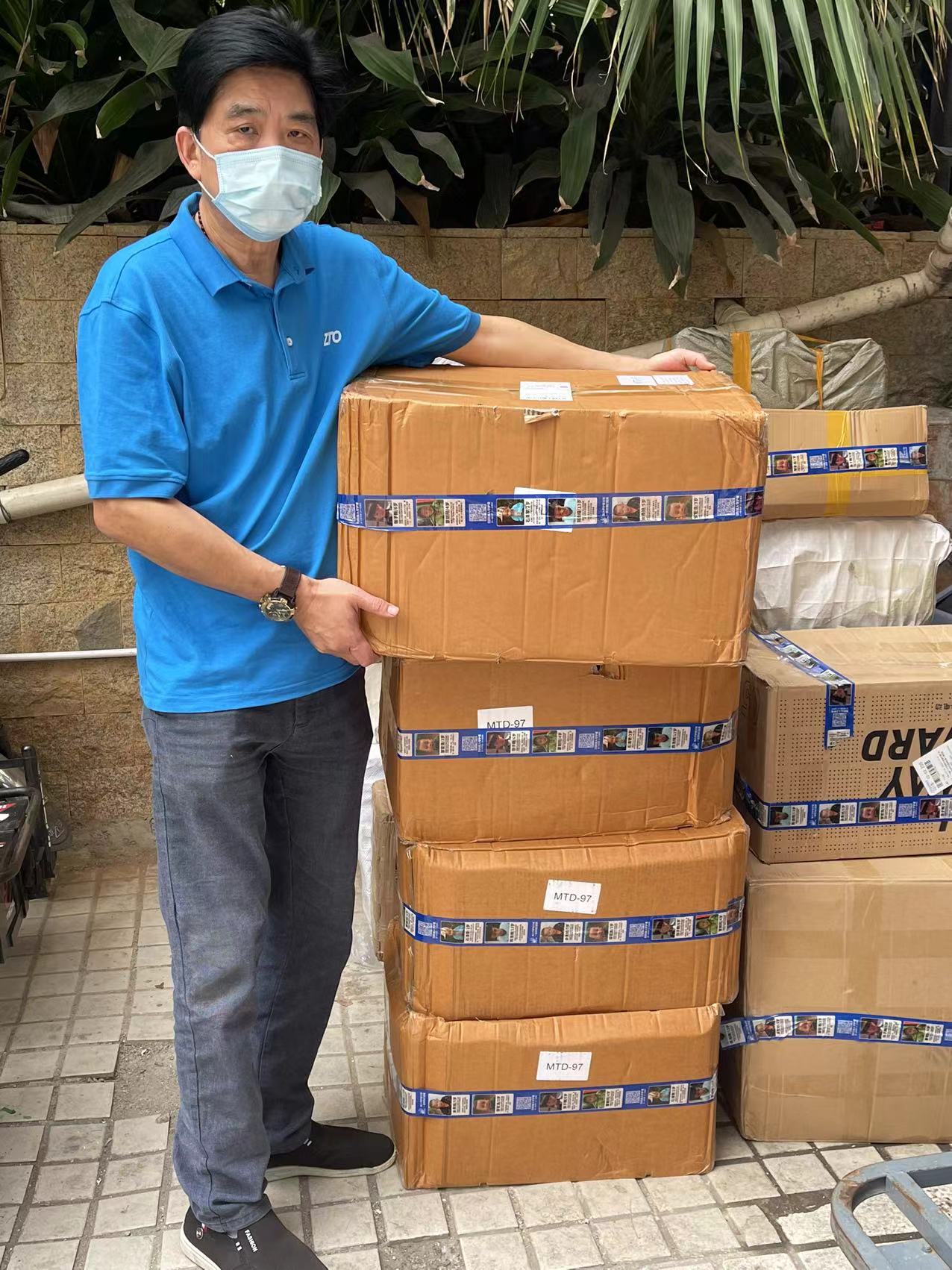 快递大叔自制寻亲胶带,一快递员定制寻亲胶带