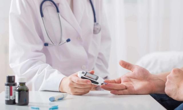 中年牙齿松动脱落是什么原因,年龄大牙齿有掉落有松动怎么修复