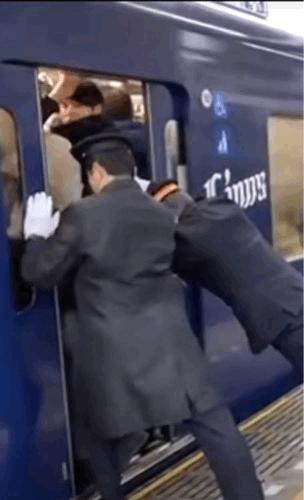 日本列车助推员,日本地铁推挤员年薪