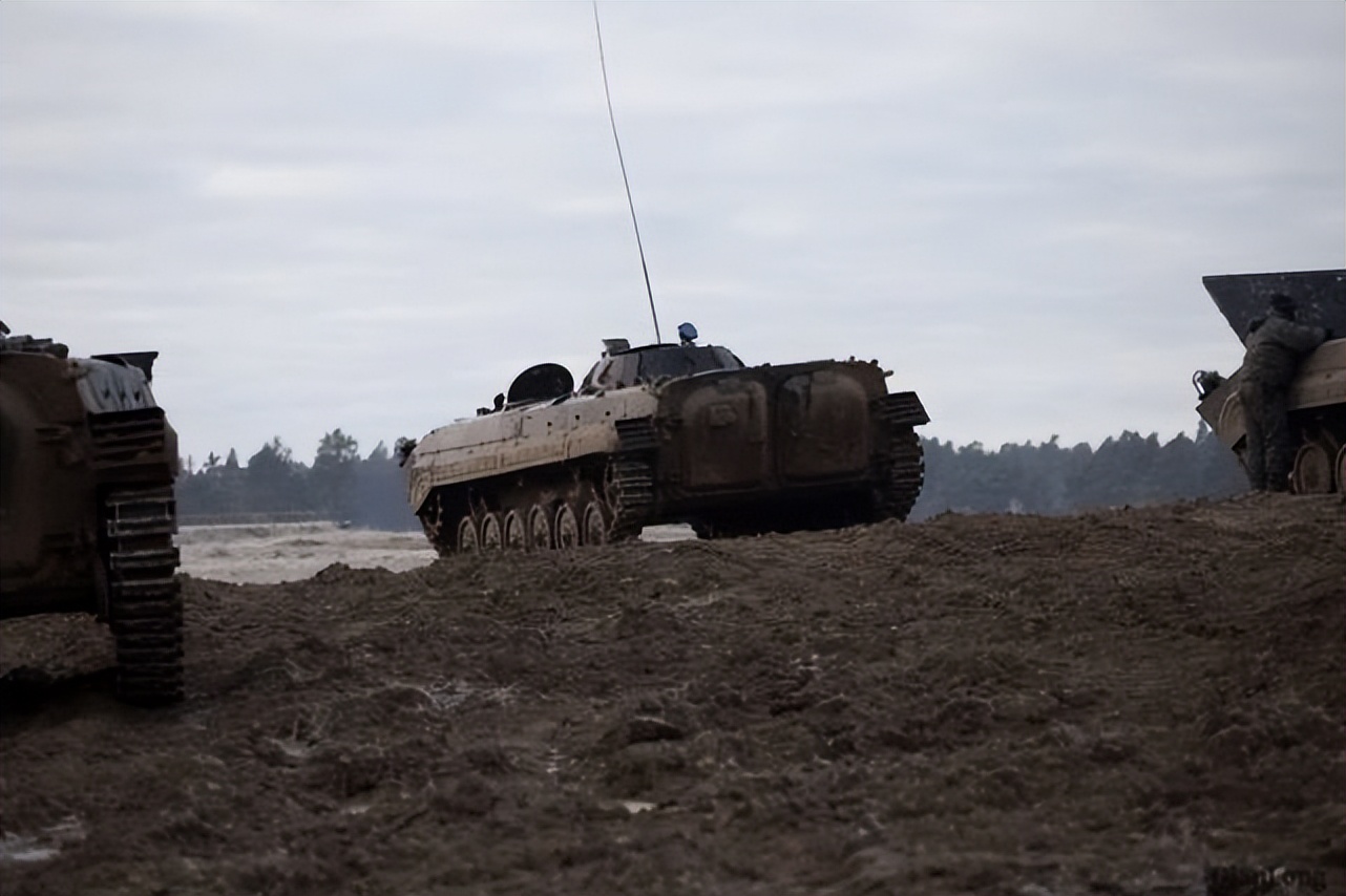 波兰轮式突击火炮,波兰牵引式榴弹炮