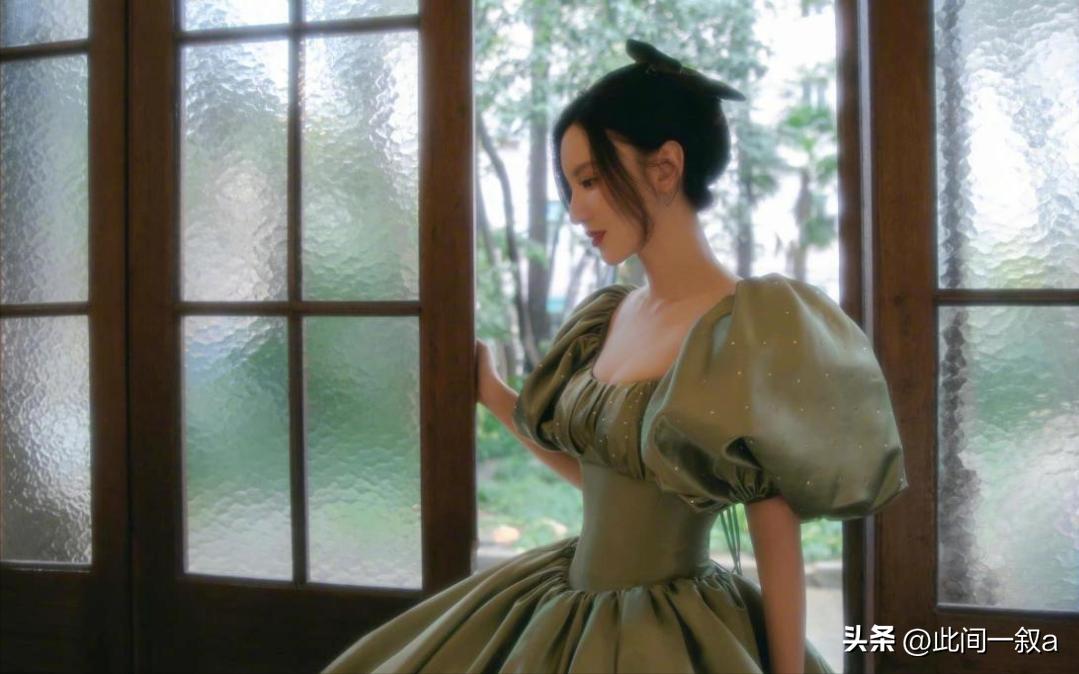 “大秀*光春**”还不害臊,深V露背都不遮掩,这群女明星全员养眼!