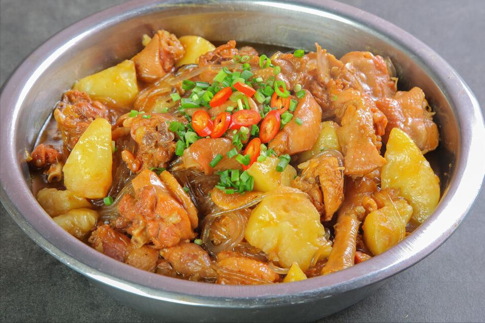 炖鸡肉发柴，原因是你只会焯水，大厨教你一个诀窍，鸡肉又鲜又嫩