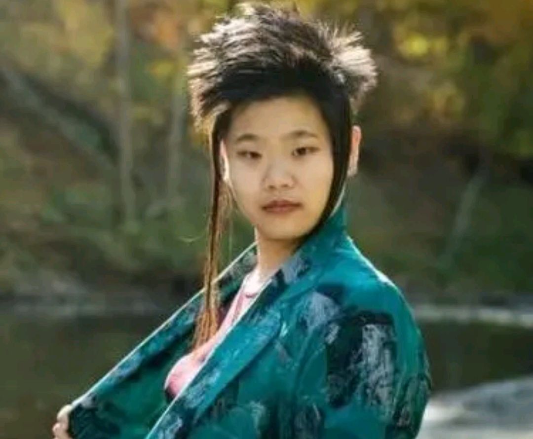 64岁毕福剑定居乡村，田间与年轻人打闹，满脸皱纹老年斑模样大变