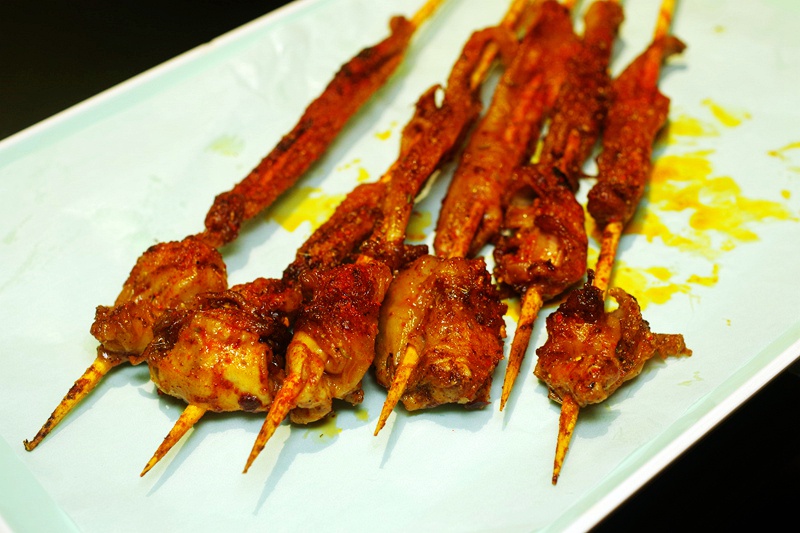 烤鱼籽烤鱼泡初体验不淡定，厦门火车站初九烧烤，撸串喝酒好实在